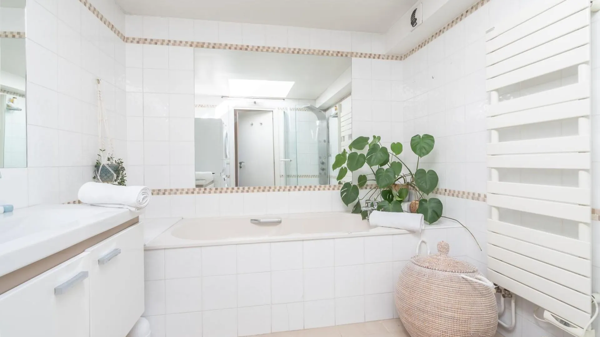 Breathtaking 2Bd Apartment Roof-Top Patio 19E! Parijs 0*,  Frankrijk